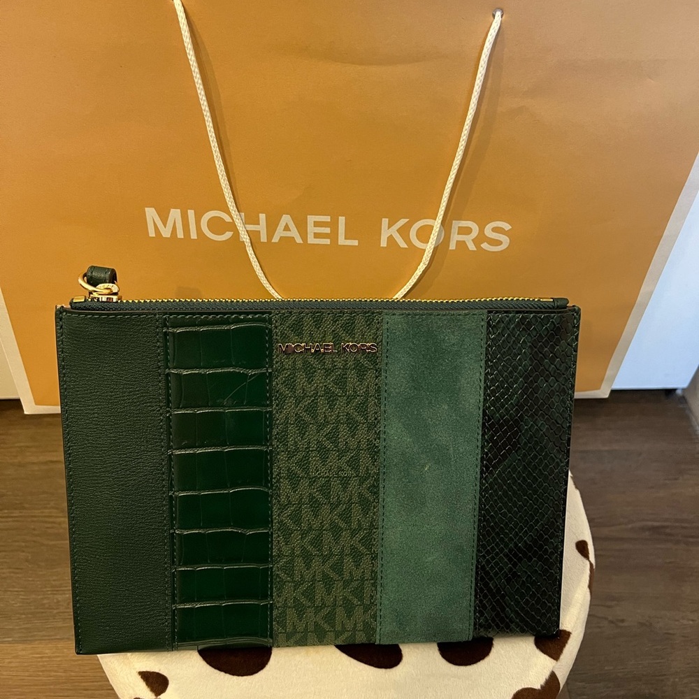 Michael Kors Jet Set Travel XL Zip Clutch Wristlet (Authentic)
